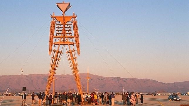 Montaje del «Burning Man», cuya quema pone fin al festival
