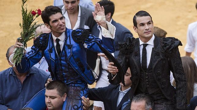 Cayetano y Manzanares se marchan en volandas del coso rondeño