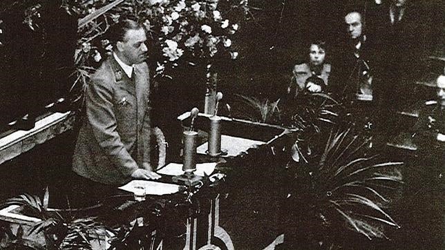 Alfred Rosenberg en la Asamblea Nacional francesa en 1940