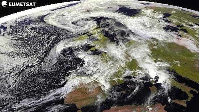 El satélite Meteosat para la Agencia Estatal de Meteorología anuncia para hoy fuertes lluvias y vientos