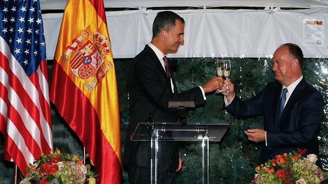 Brindando con John Degioia, presidente de la Universidad