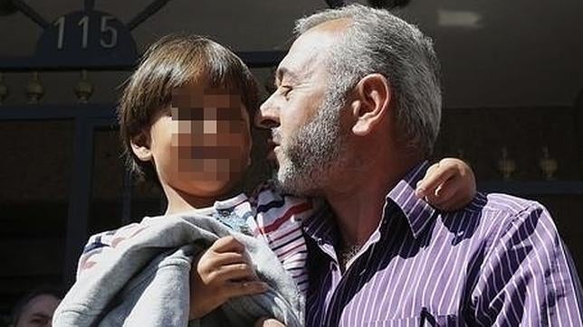 Osama y Zaid a la salida de su nuevo hogar ubicado en Getafe