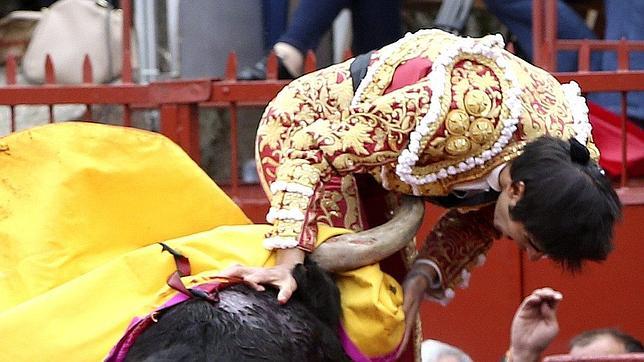 El pitón se hunde en el abdomen de Miguel Ángel Perera