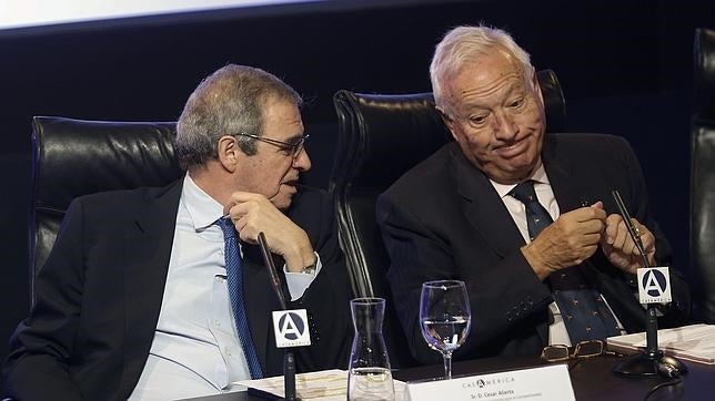 El presidente de Telefónica junto al ministro de Exteriores