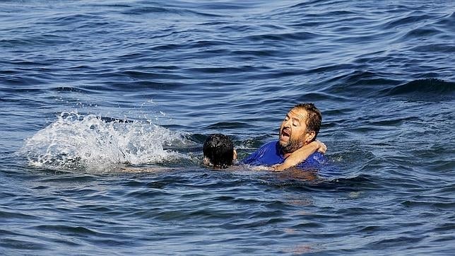Momento del dramático rescate de un ciudadano griego a un refugiado sirio