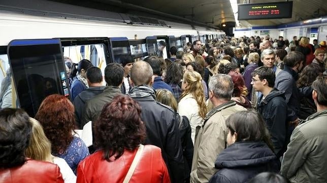 Gran número de personas acceden al convoy del Metro de Madrid en la estación de Ópera