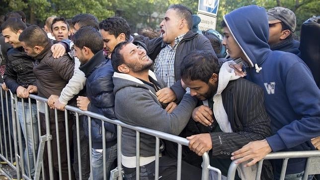 Refugiados esperan para registrarse y lograr un alojamiento a las puertas de la Oficina de Sanidad y Asuntos Sociales en Berlín