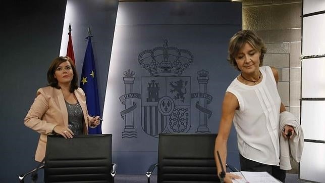 La vicepresidenta del Gobierno, Soraya Sáenz de Santamaría, y la ministra de Agricultura, Isabel García Tejerina