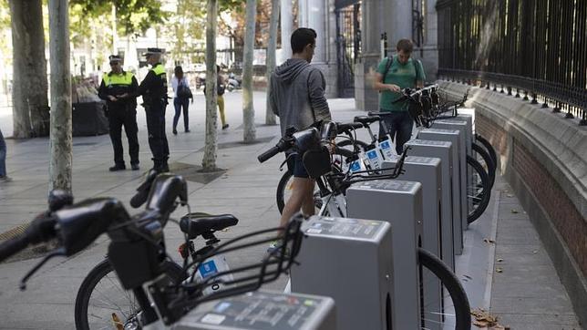 Dos agentes, ayer, junto a la estación de bicicletas instalada junto al Parque del Retiro, frente a la Puerta de Alcalá