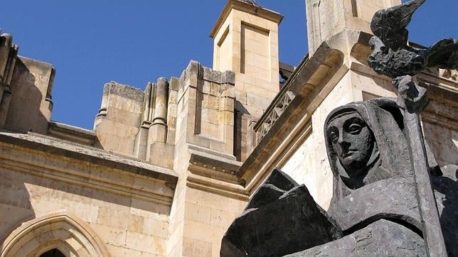 Estatua de Santa Teresa en Alba de Tormes