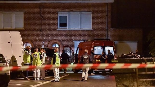 Los servicios de emergencia acordonan el domicilio donde se han encontrado los cuerpos, en Lille