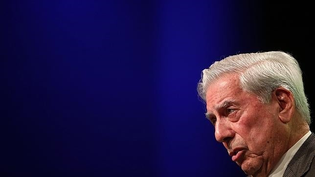 Vargas Llosa, durante la presentación de su anterior novela, «El héroe discreto»