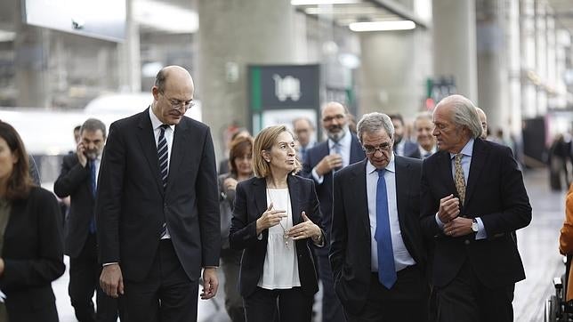 La ministra de Fomento presenta la red wifi del AVE junto al presidente de Renfe y César Alierta