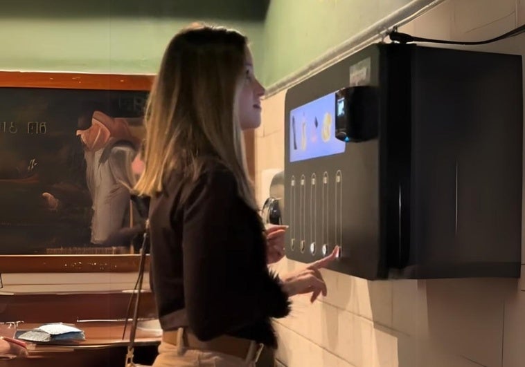 Este es el curioso dispensador que podrás encontrar en los baños del Mae West Granada