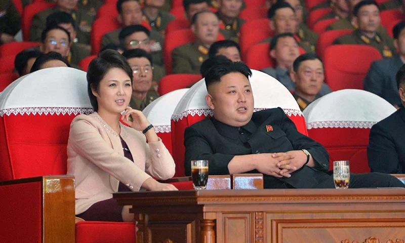 El dictador asiste con su esposa Ri Sol-ju a una actuación de la orquesta de Moranbong en la Casa de la Cultura 25 de Abril.