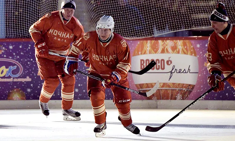 En una de sus múltiples facetas, el presidente ruso practica hockey.