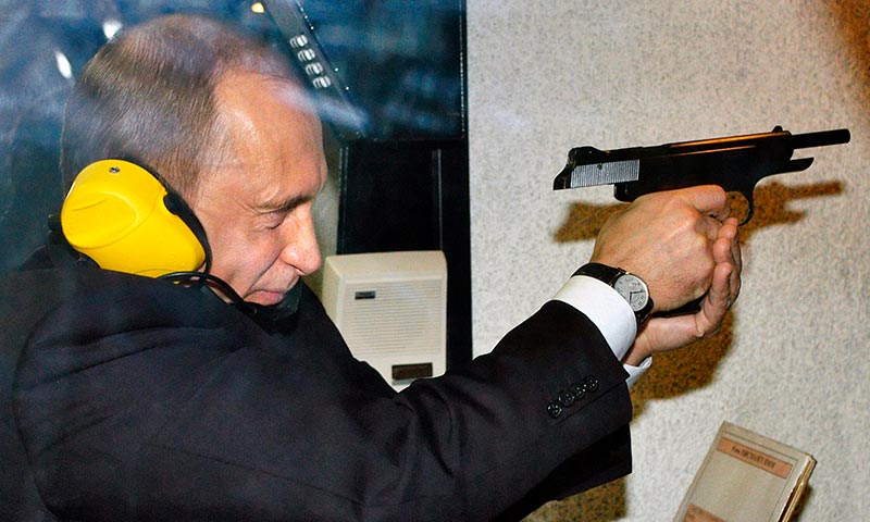 A la izq., Vladimir Putin dispara un arma durante su visita al recién construido cuartel general de la inteligencia rusa en Moscú, en 2006. A la dcha., el presidente ruso pilota en Sebastopol una moto con sidecar, acompañado del líder de Crimea Serguéi Aksenov.