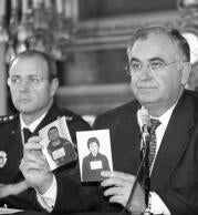 Juan Cotino muestra las fotografías de los dos detenidos. Elena Carreras