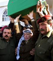 Yaser Arafat, ayer en Gaza, en el entierro de Hisham Mikki, director de la Televisión Palestina abatido el miércoles por extremistas palestinos. Reuters