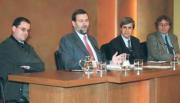 Mariano Rajoy, ayer en La Moncloa, con los científicos Alberto Rábano, Juan José Badiola e Isidro Ferrer. Daniel G. López