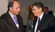 El ministro francés Laurent Fabius coincidió en Davos con Bill Gates. Ap