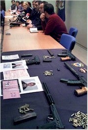 El Coronel Piotar acompañado del Comisario Jefe, C. Rubio durante la rueda de prensa en las dependencias policiales en la que explicaron la detención de los dos mafiosos rusos