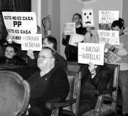 Los vecinos se manifestaban ayer en silencio durante el pleno municipal. Pau Bellido