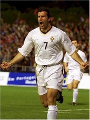 Luis Figo, tras anotar uno de los goles de Portugal ante Andorra