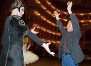 Yuri Grigorovich (a la derecha) da instrucciones a uno de los bailarines durante uno de los ensayos de «El lago de los cisnes». Epa
