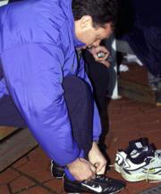 La fiebre aftosa obsesiona a todos. Los ingleses, como en la imagen su técnico, entraron al campo en zapatillas y allí se calzaron las botas de fútbol. Miguel Berrocal