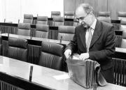 Alfonso Perales, consejero de Gobernación, poco antes del inicio del pleno. J. M. Serrano