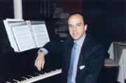 Javier Otero de Navascués ha dedicado un gran esfuerzo a impulsar y a promocionar a los jóvenes cantantes. Ángel de Antonio