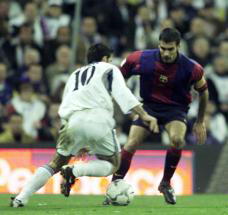 Guardiola y Figo, dos amigos, frente a frente sobre el terreno de juego. Miguel Berrocal