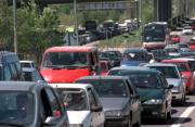 Los atascos en la carretera de Valencia protagonizaron la segunda fase de la operación salida de Semana Santa. Chema Barroso, Julián de Domingo
