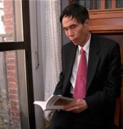 Chen Guojian ojea un libro en su domicilio de Madrid. Julián de Domingo