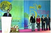 El ministro del Interior, Mariano Rajoy, da lectura a una parte del Quijote, a su derecha Francisco Umbral, Pilar del Castillo, Juan José Lucas y Jesús Posada que tambien han participado en la lectura esta mañana