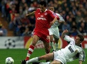 Salihamidhic y McManaman, en la disputa del balón