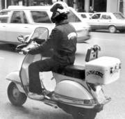 La mayoría de los mensajeros utiliza moto propia, y en ocasiones trucada. Archivo