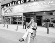 La actriz ante la fachada del Teatro Príncipe de Madrid, cuyo escenario abandonará en unos días para salir de gira por otras ciudades españolas