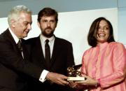 El presidente de la Mostra Paolo Barale (izquierda), junto al presidente del jurado Nanni Moretti, entrega el León de Oro a la directora india Mira Nair