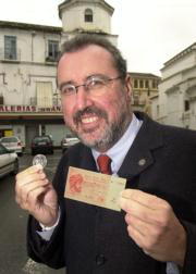 El alcalde de Vélez Málaga, Antonio Souvirón, muestra ejemplares de «axarcos» en moneda y billete.J. A. Berrocal