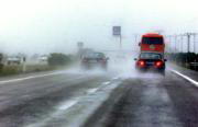 La persistente lluvia dificultó el tráfico y causó inseguridad en las carreteras. Efe