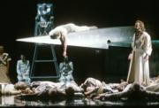 Primer acto de «Parsifal», en la escena final con el grial. De pie John Tomlinson como Amfortas. Monika Rittershaus