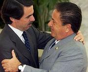 En el abrazo de Aznar a Eduardo Duhalde se simboliza el apoyo reiterado ayer por el presidente del Gobierno español a Argentina