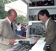 Don Juan Carlos en una de las casetas de la Feria del Libro