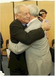 Eduardo Mendoza abraza a Mario Vargas Llosa