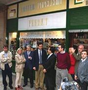 Ediles del PP en el Ayuntamiento de Bilbao se concentran ante la librería de una afiliada al partido, donde los proetarras colocaron una bomba simulada. EFE