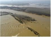 La fuerza de la avenida superó algunas de las barreras que se habían construido para frenar el avance de las aguas. EFE