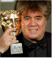 Almodóvar posa con uno de sus dos premios Bafta