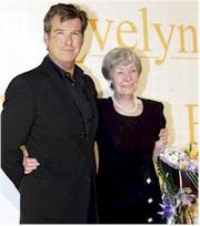 Pierce Brosnam, acompañado de su madre